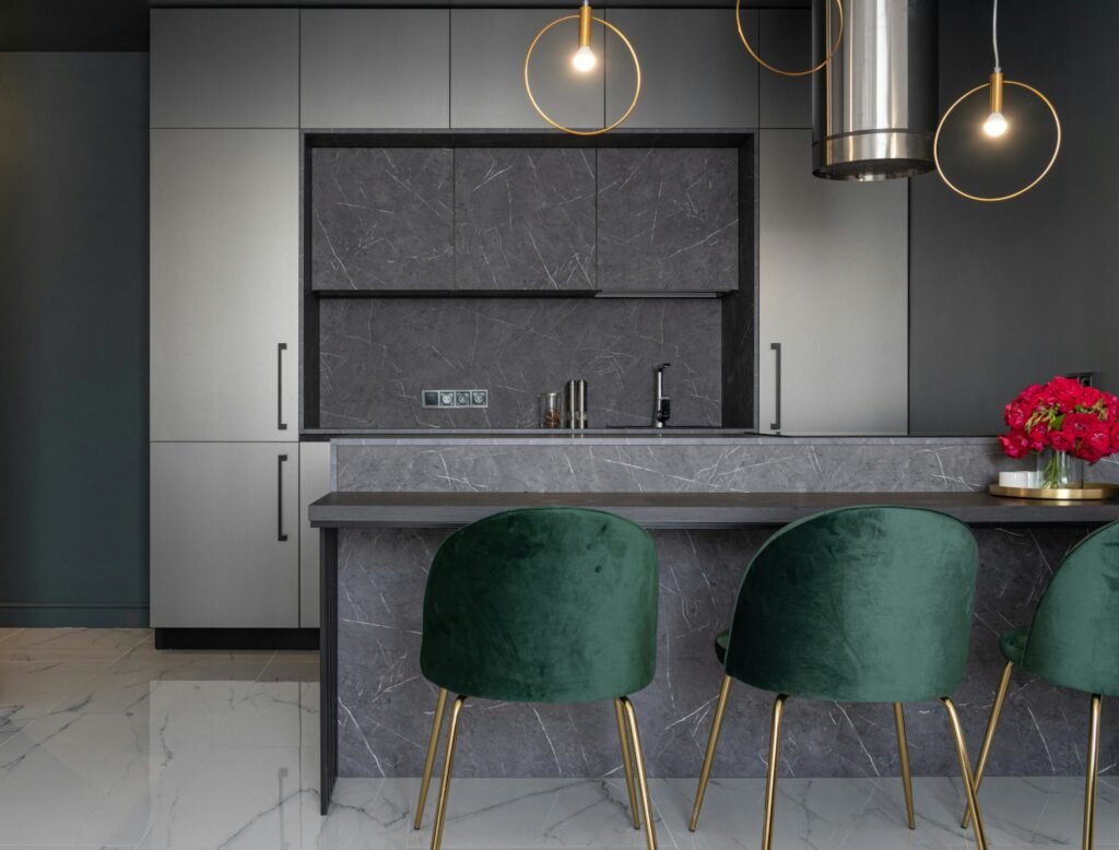 Cocina moderna en colores oscuros con electros integrados y barra a tono