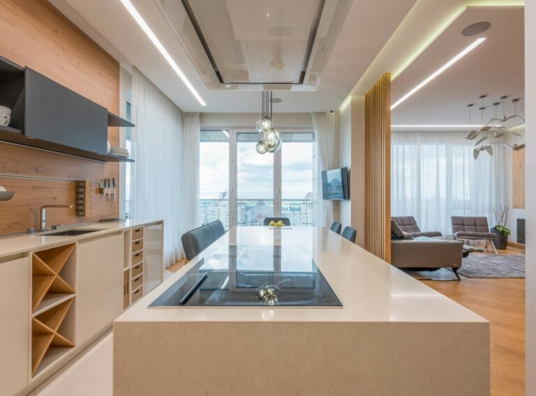 Vista de piso amplio reformada, lugar luminoso, cocina integrada, colores claros - ejemplo de reforma integral de calidad media en España 2026