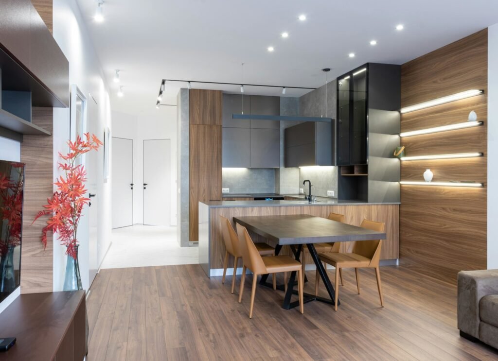 Piso pequeño de plano abierto y muebles modernos reformado