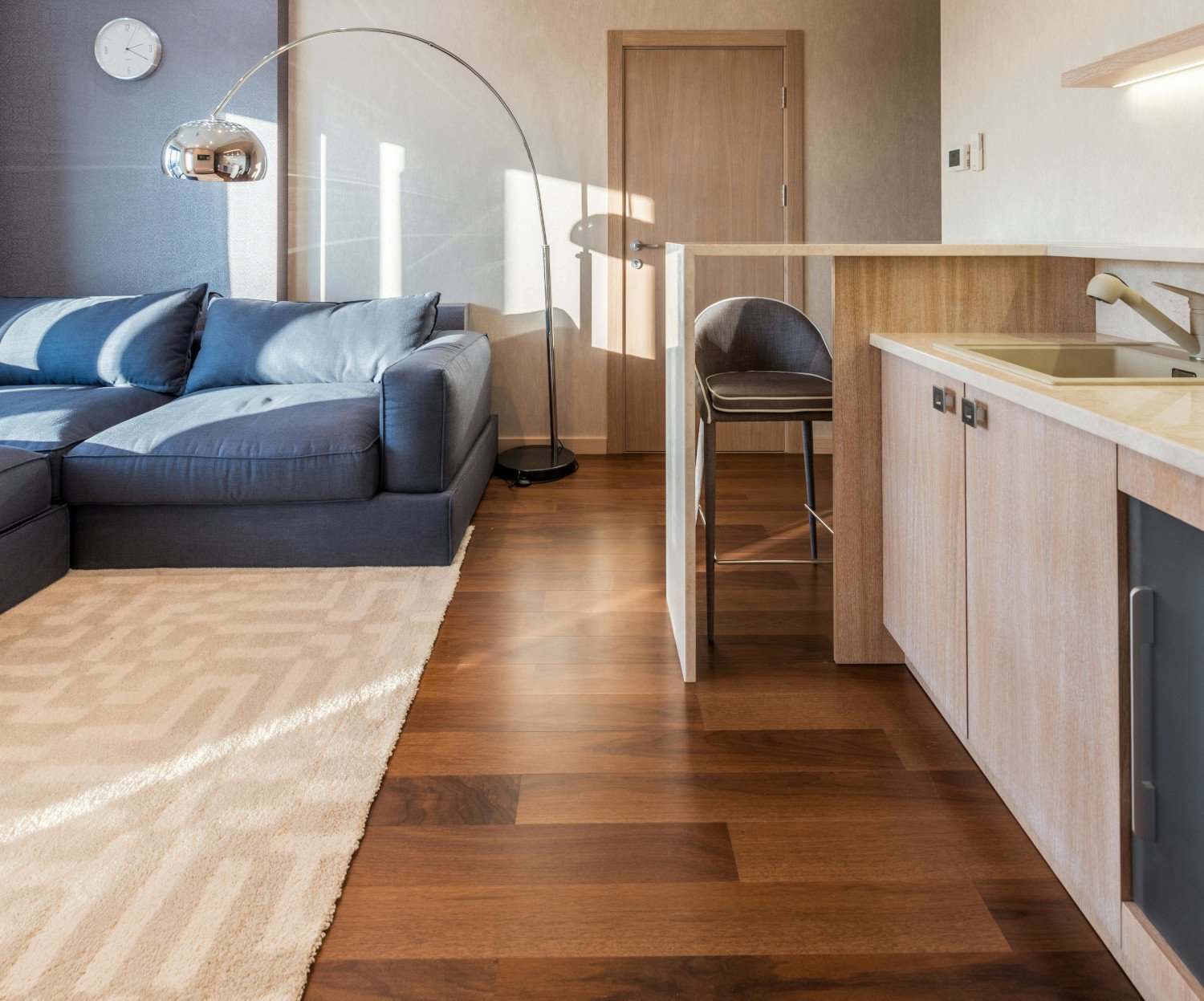 Suelo laminado oscuro en un piso